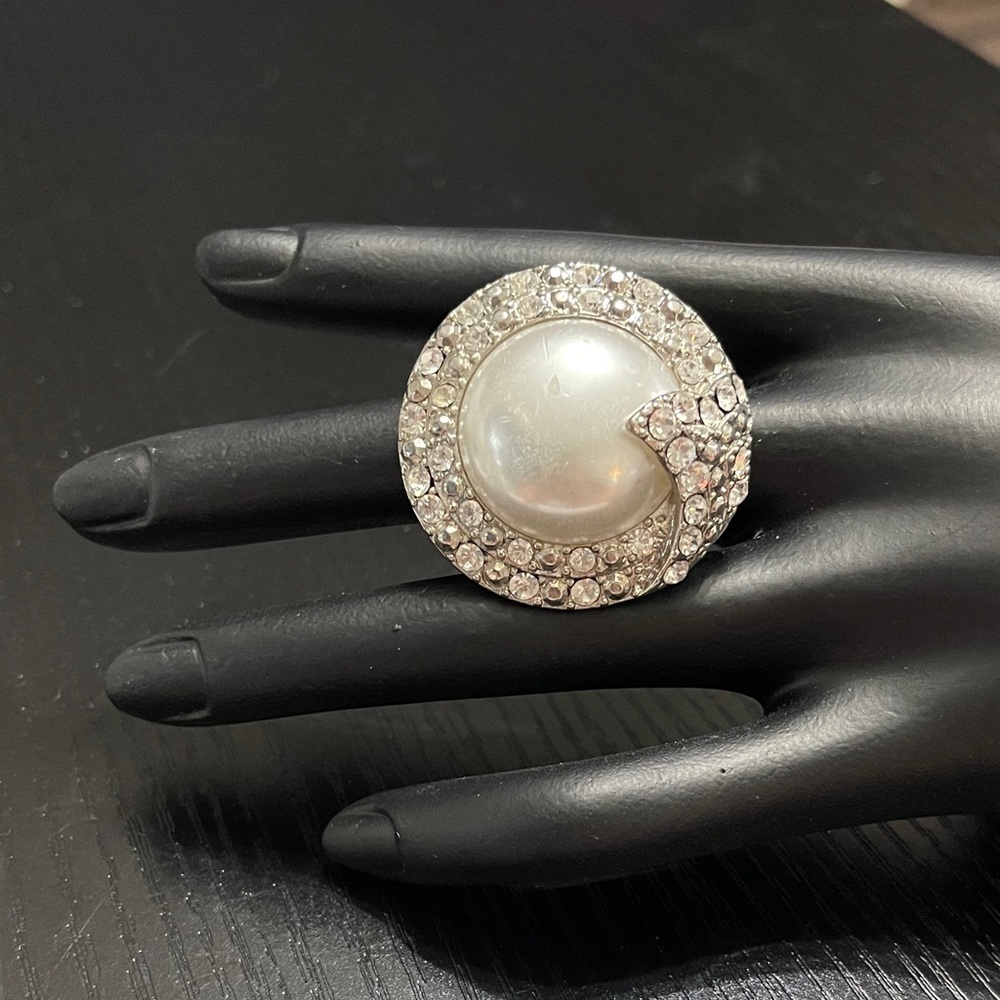 Elegant Silver and Pearl Statement Ring. 0456